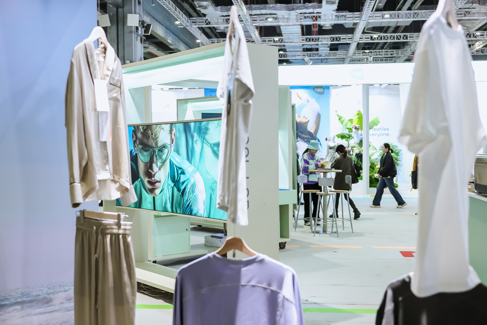 Образцы одежды на стенде выставки Intertextile весной 2026 года