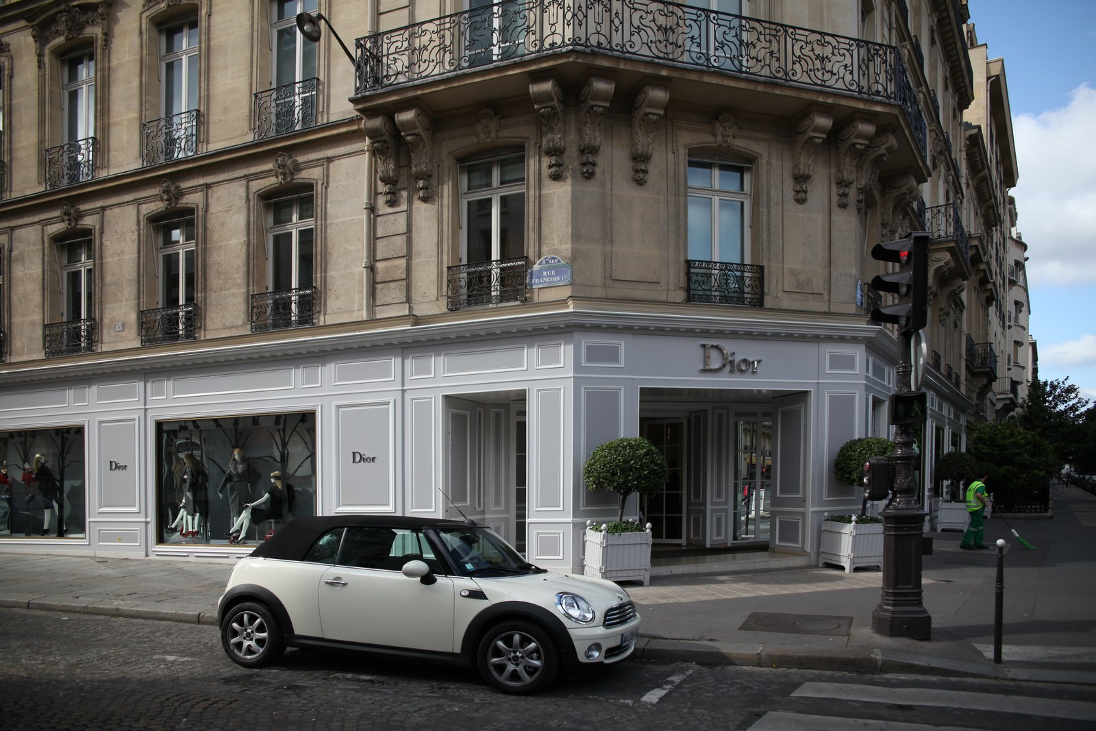 Бутик Dior на авеню Монтень в Париже, архивная фотография 2009 года
